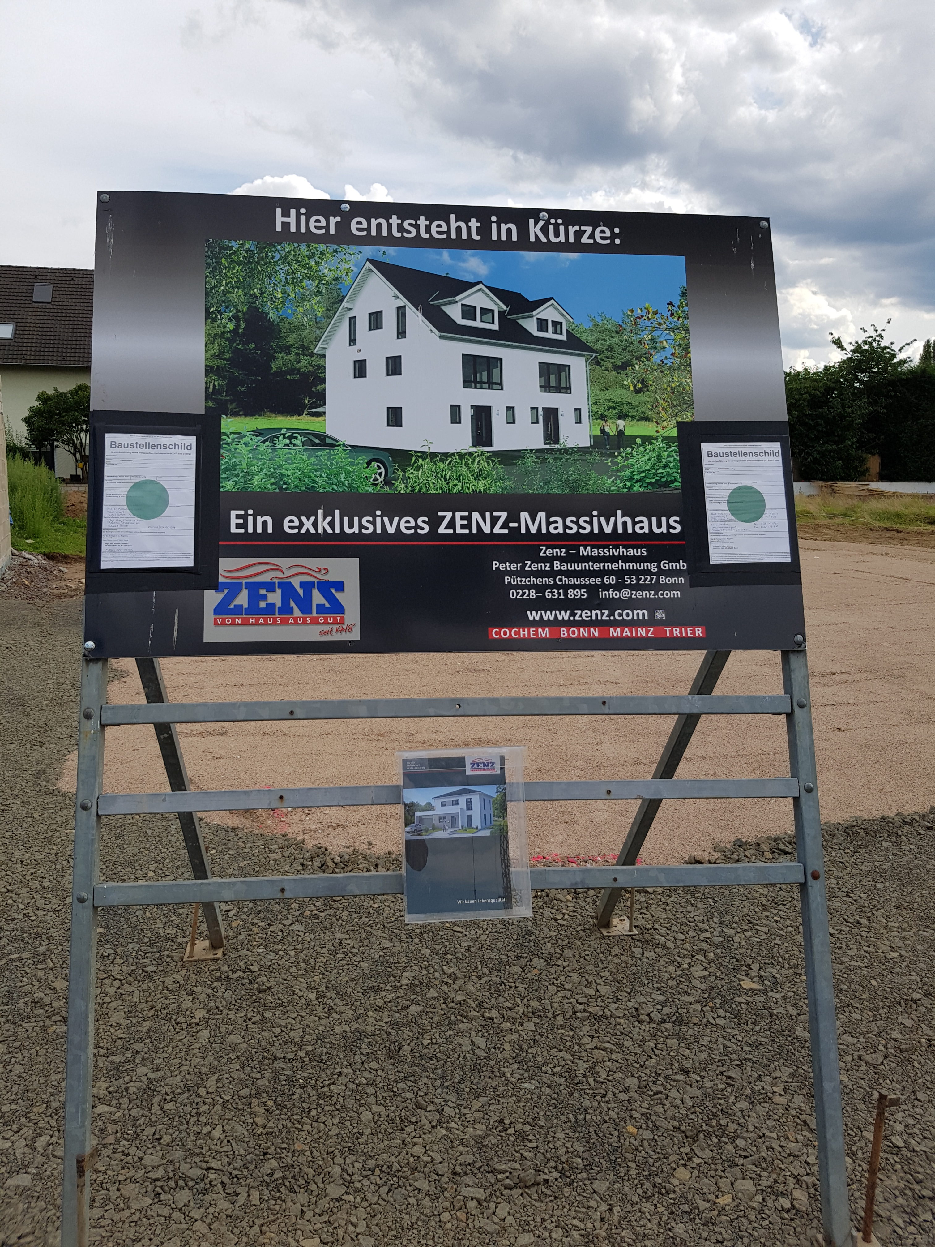 Zenz-Schild mit grünem Punkt